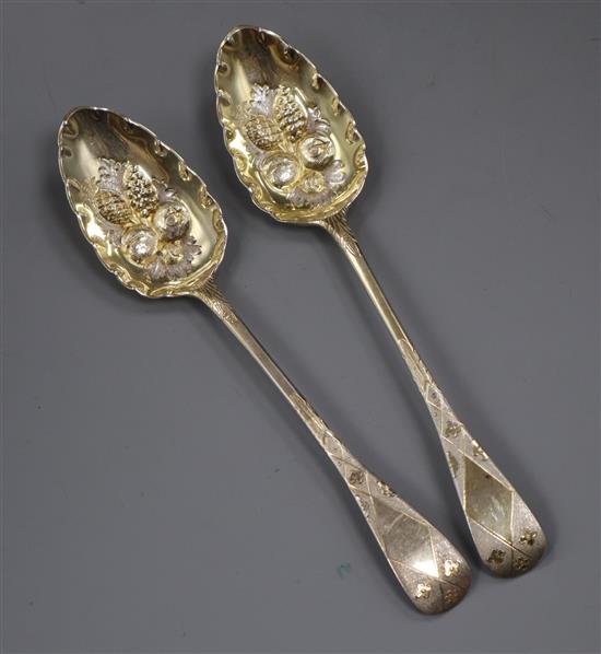 A pair of George III Old English pattern parcel silver gilt berry serving spoons, London, 1806, 4.45 oz.